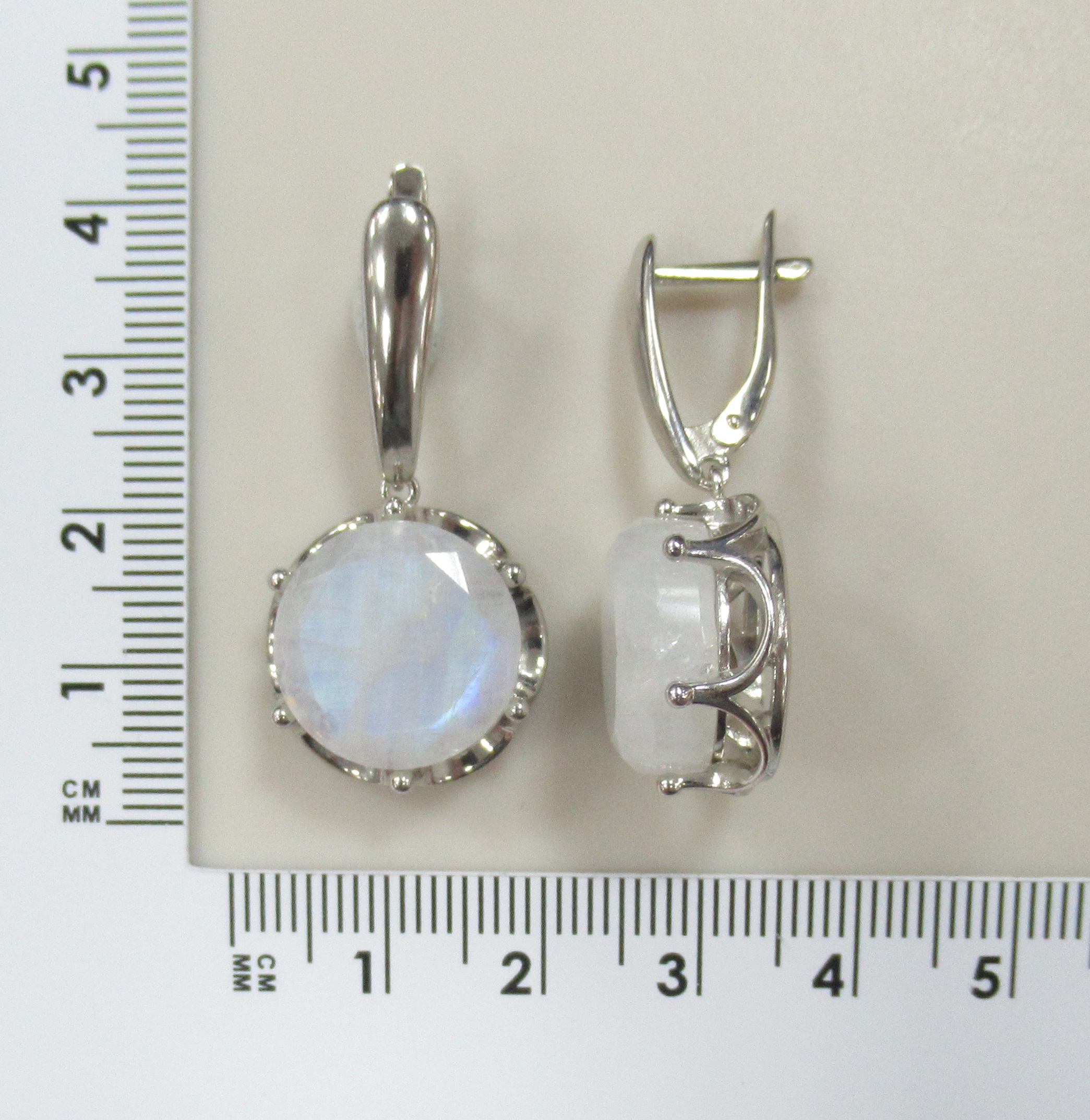 Серебряные серьги с лунными камнями